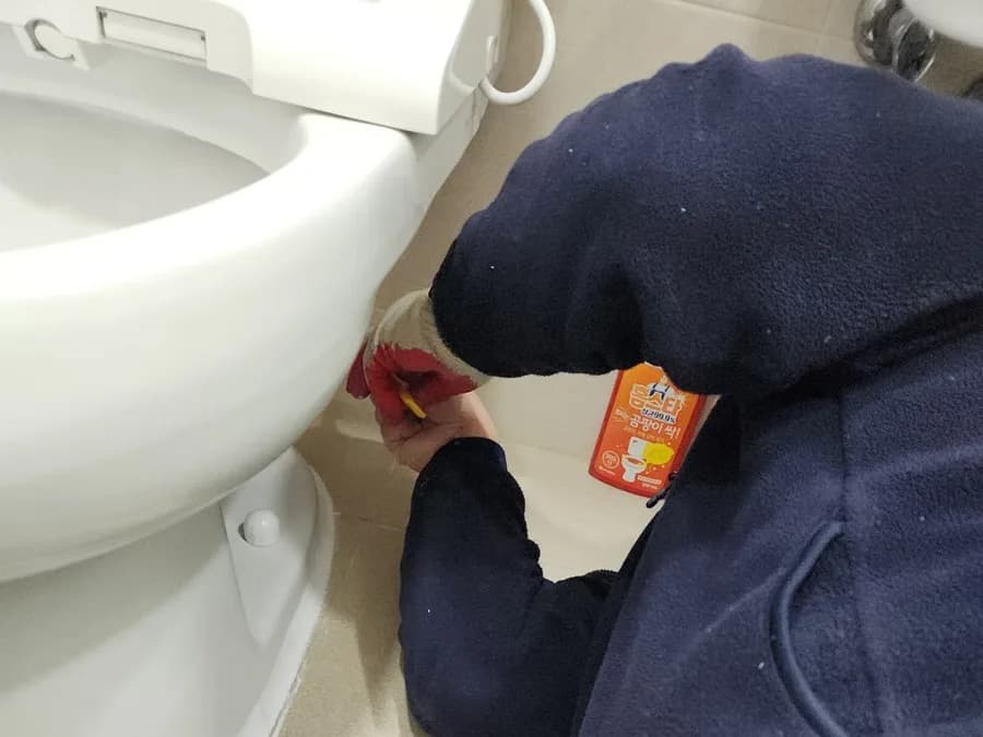 변기를 손보는 모습