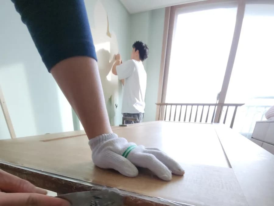 떼어낸 문짝을 손보는 모습
