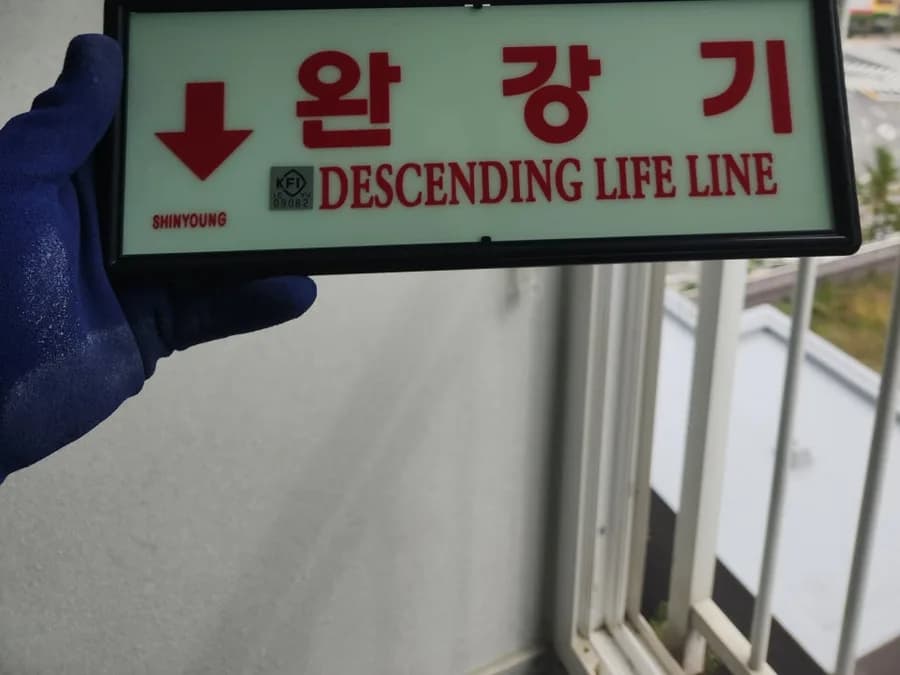 완강기 위치를 알리는 표지판을 다는 모습