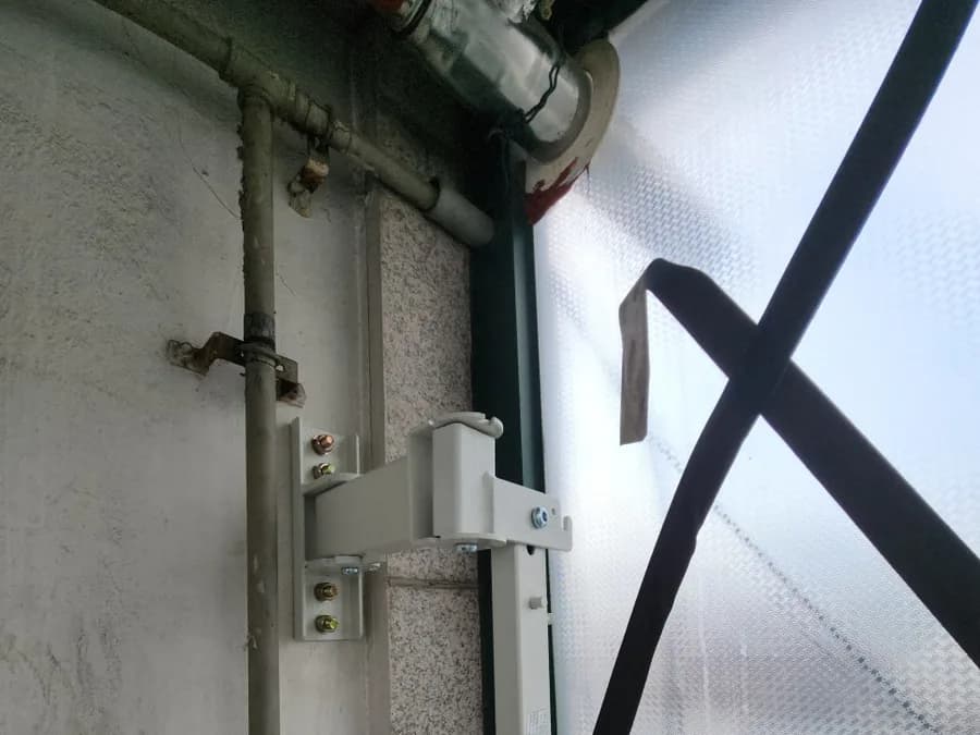 벽에 고정한 완강기 지지대