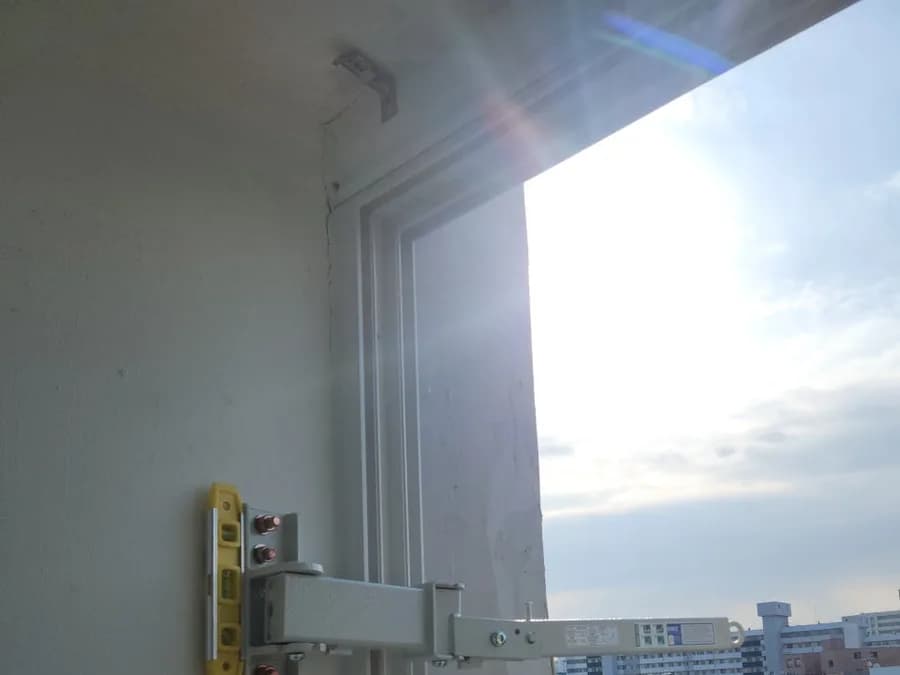 창가에 설치한 지지대