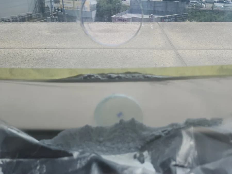 물을 뿌려 가며 뚫는 모습