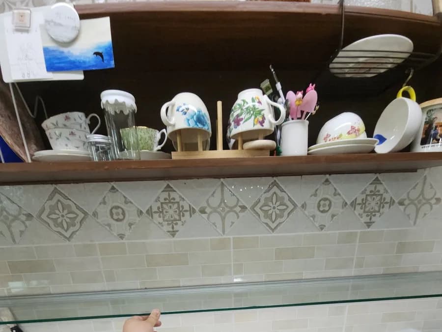 선반을 다시 단 주방 벽면