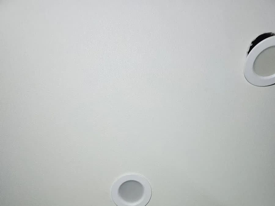 매립등을 뺀 천장 자리