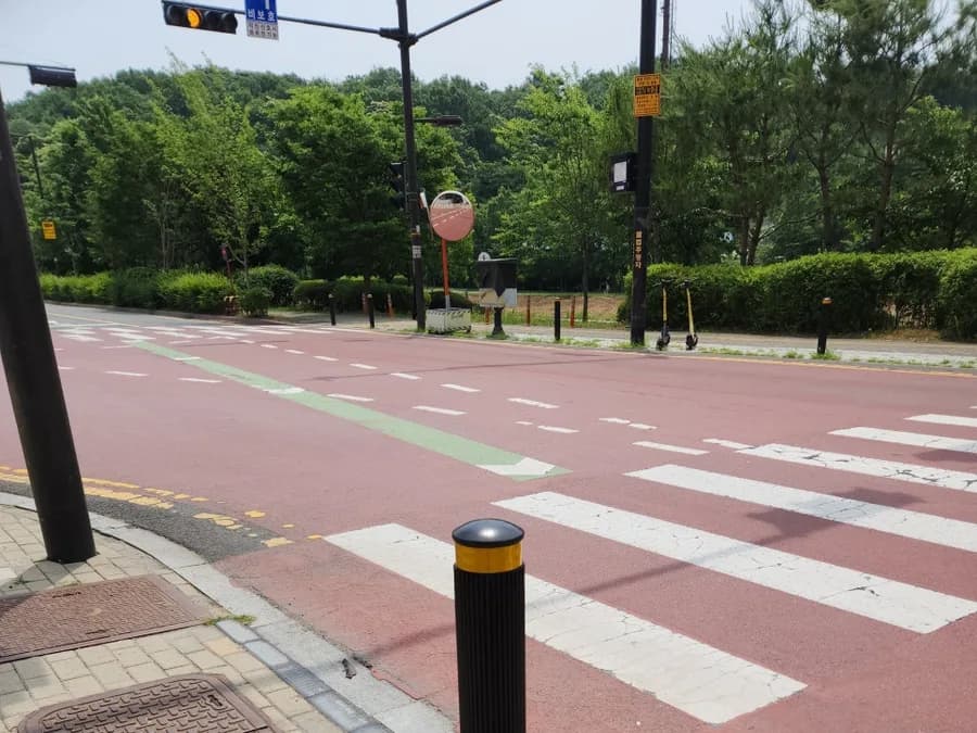 횡단보도 앞에 세운 차량 진입 차단봉