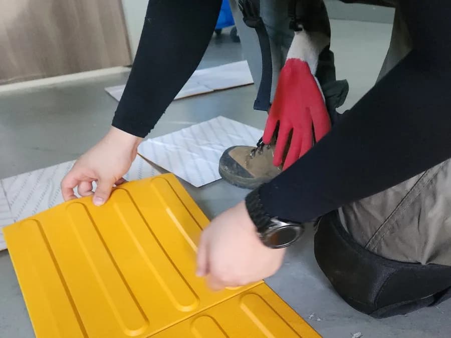 점자블록을 붙이는 모습