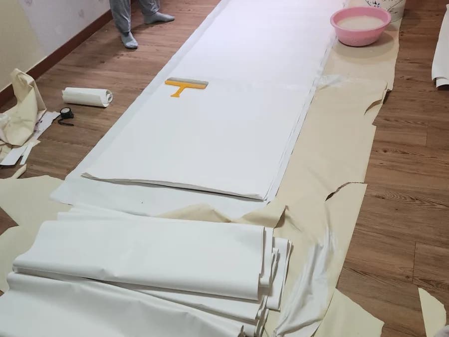 바닥에 펼쳐 둔 마감 자재