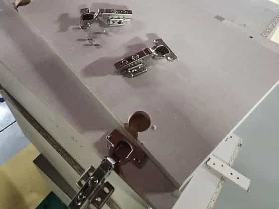 문짝에 달린 경첩