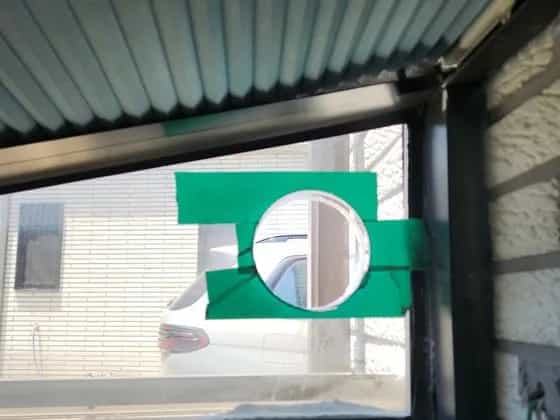 타공 자리를 표시해 둔 유리창