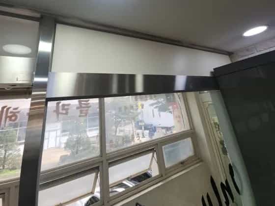 환기를 위해 열어 둔 상가 창문