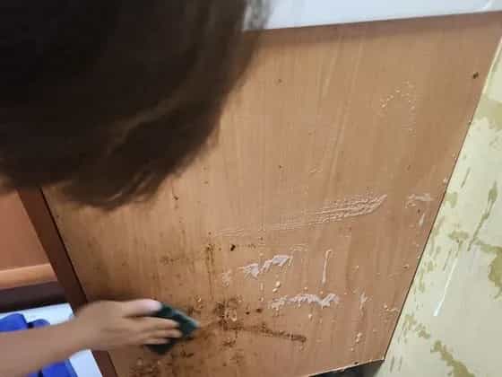 문 표면을 다듬는 모습